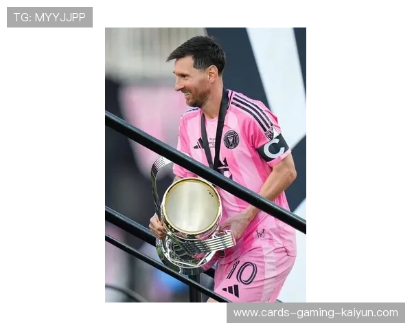 梅西的传球再次惊艳全场,迈阿密国际三冠荣耀时刻