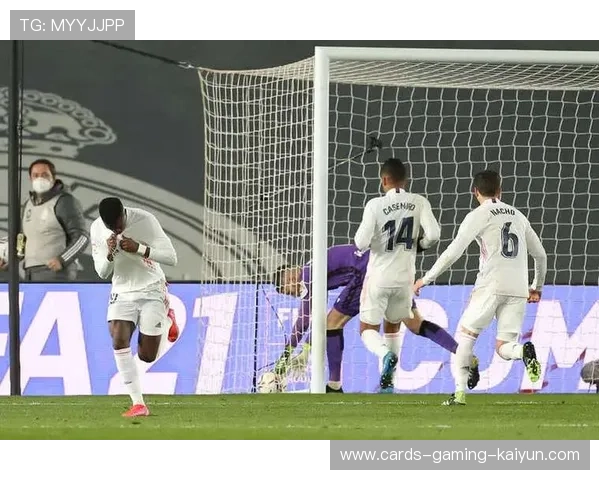 维尼修斯强势打门引发欢呼，震撼全场