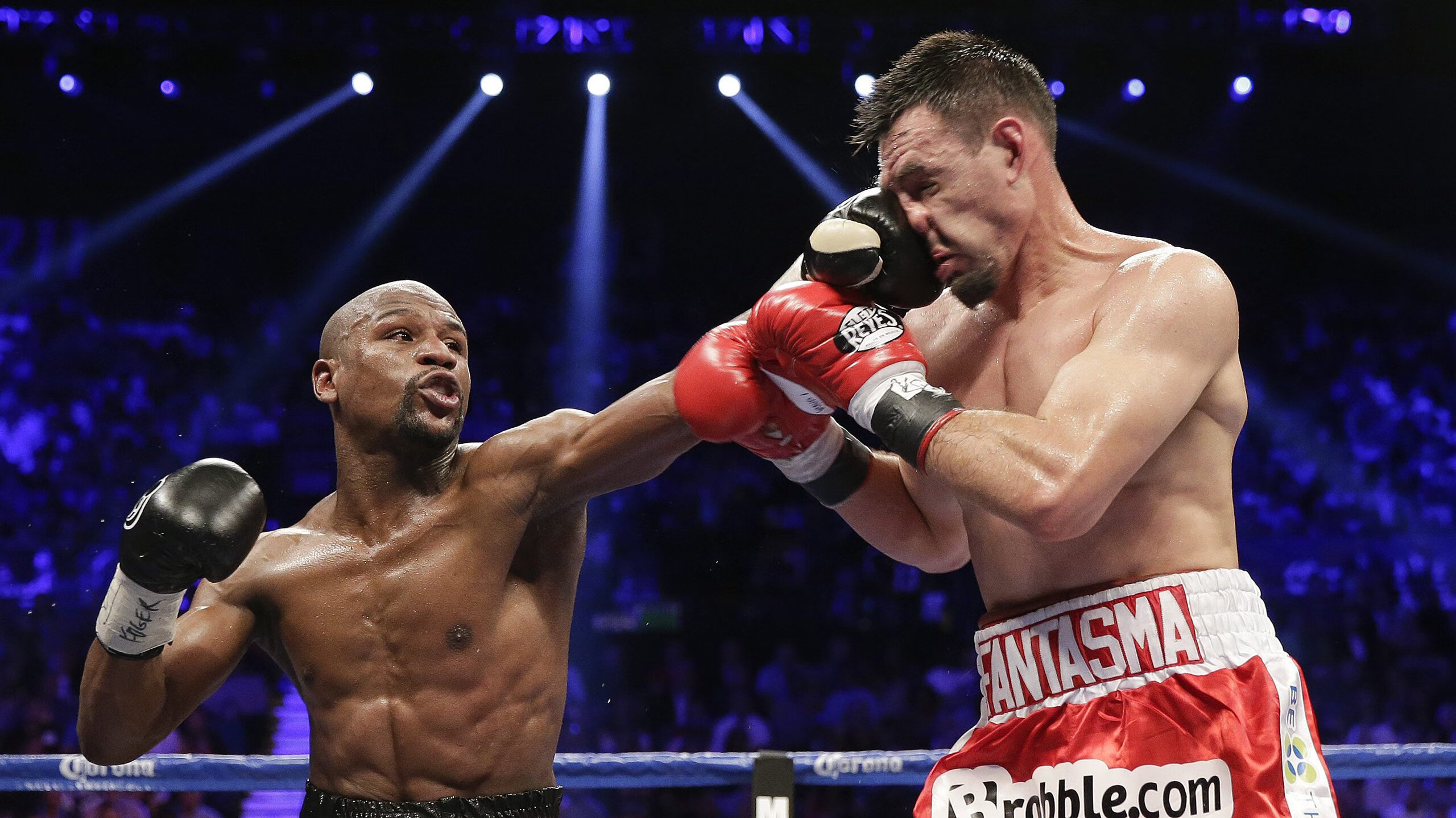 城市交警骑行技能竞技赛 锥桶绕行一气呵成